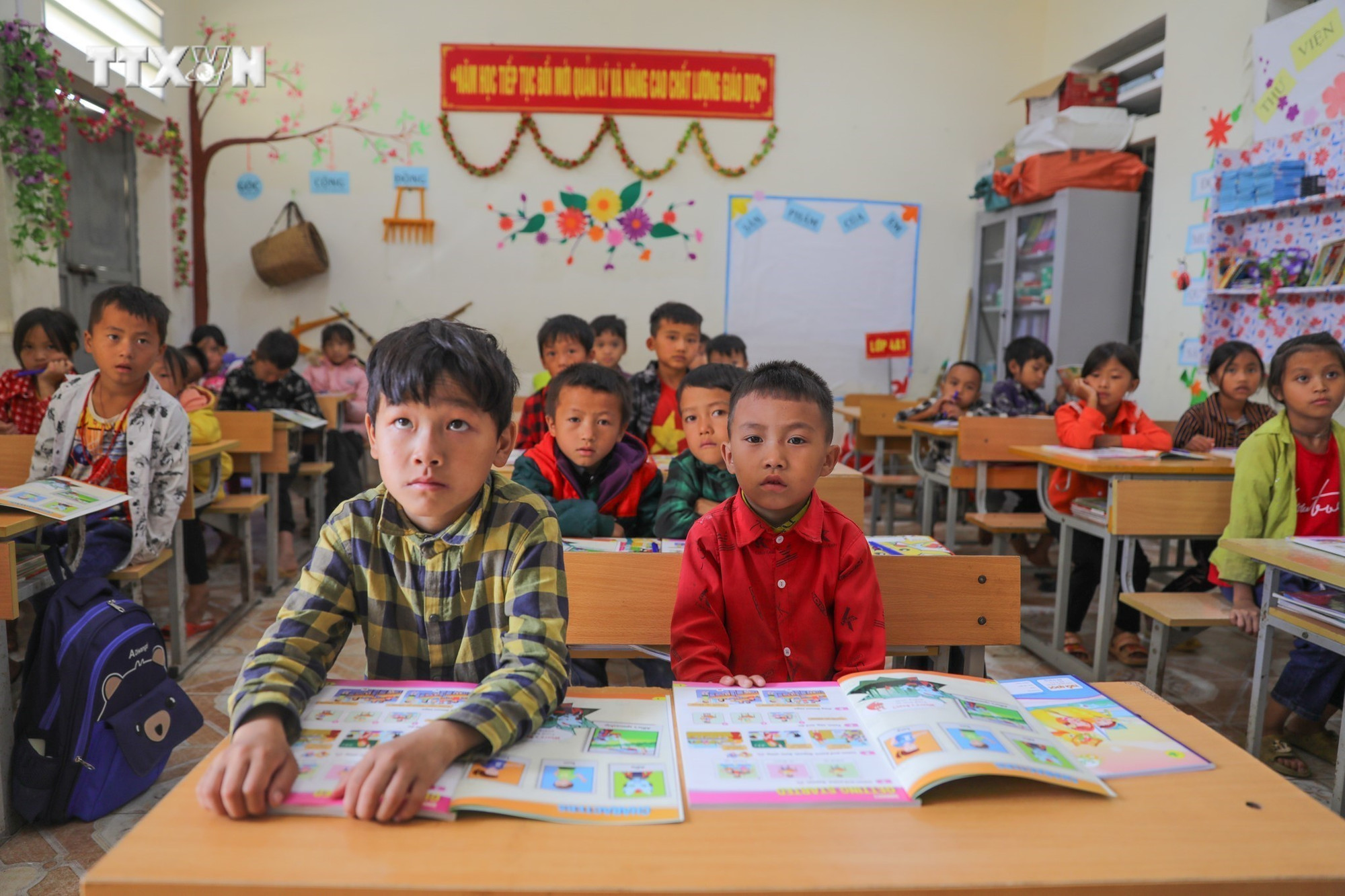 Học sinh Trường PTDTBT tiểu học Thượng Phùng (xã biên giới Thượng Phùng, Mèo Vạc) trong giờ học tiếng Anh đầu tiên của năm học mới 2023 - 2024. Ảnh: Hoàng Hiếu – TTXVN vna_potal_ha_giang_hoc_sinh_vung_cao_meo_vac_han_hoan_du_le_khai_giang_nam_hoc_moi_2023-2024_6966578.jpg