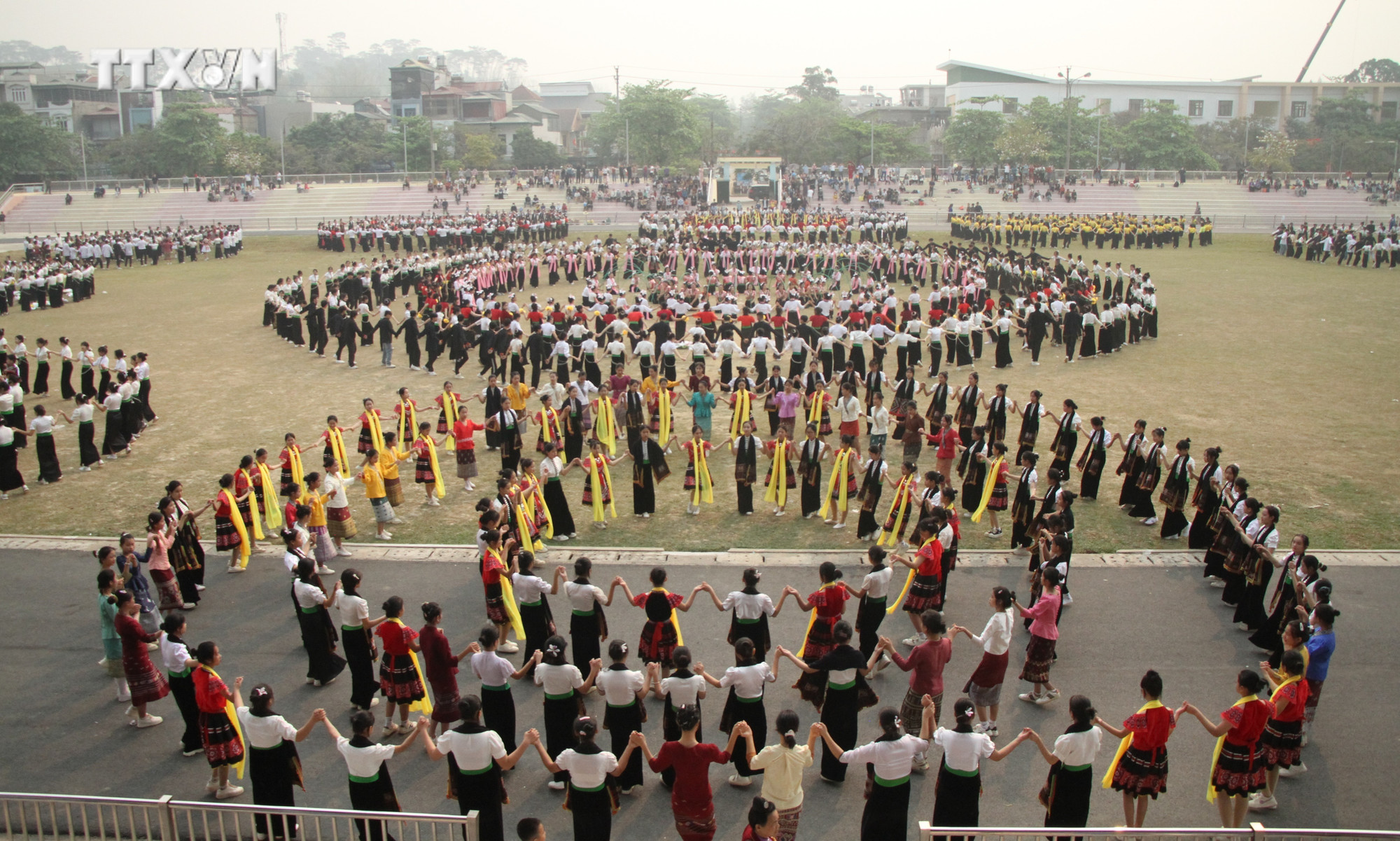 Màn múa đại Xoè Thái với sự tham gia của 2000 người. Ảnh: Phan Quân - TTXVN vna_potal_lien_hoan_nghe_thuat_xoe_thai_tinh_dien_bien__7275140 (1).jpeg