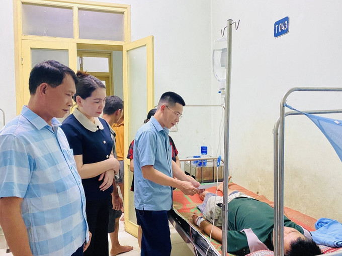 Ngay trong tối 5/9, lãnh đạo xã Bằng Thành đã đến thăm hỏi, động viên, đồng thời hỗ trợ ban đầu 2 triệu đồng/trường hợp nặng và 500 nghìn đồng/người bị thương trong vụ sập nhà. Ảnh: TTXVN phát sap-2.jpg