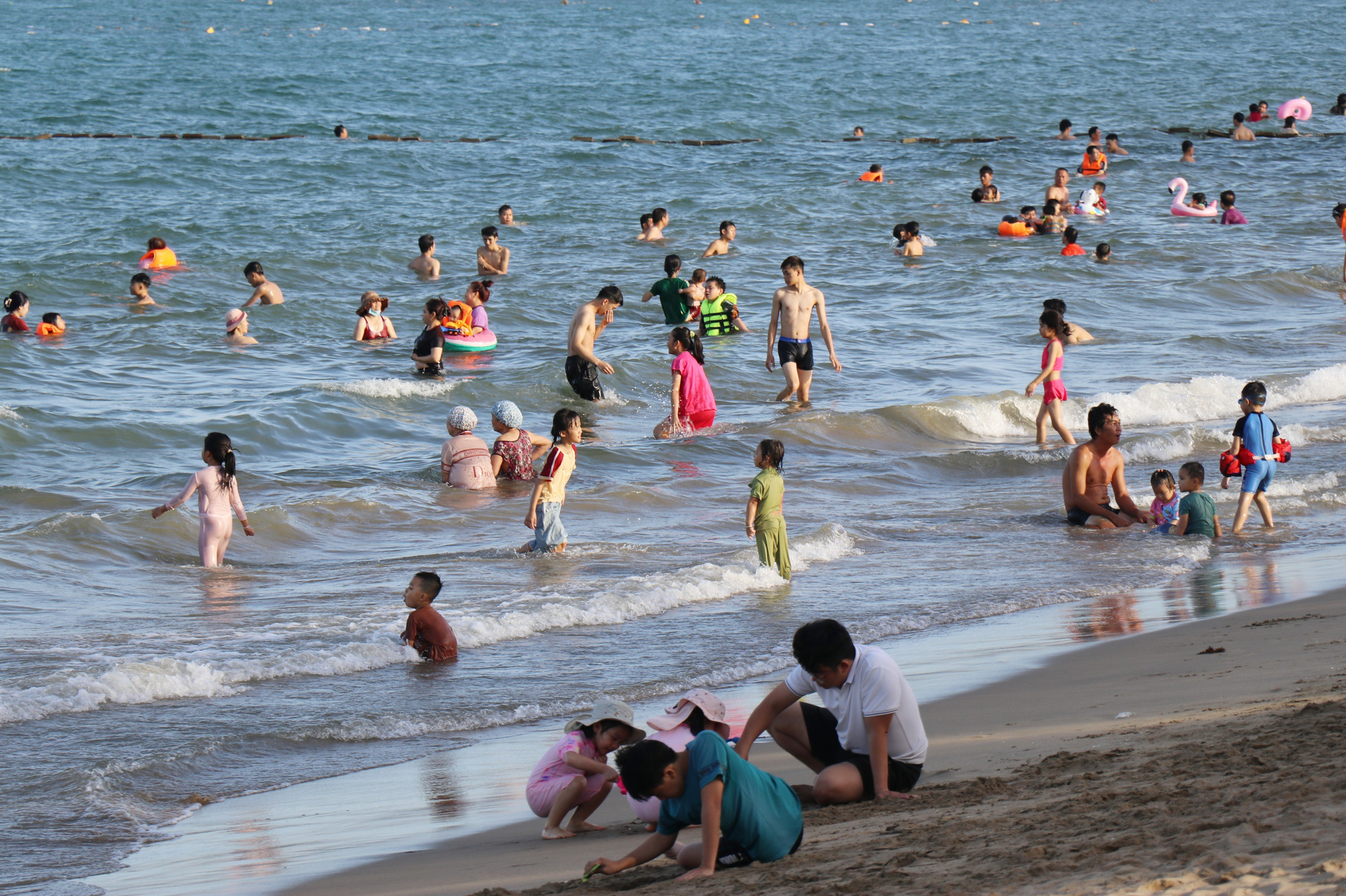 Du khách giải trí, tắm biển tại biển Bình Sơn (thành phố Phan Rang - Tháp Chàm, Ninh Thuận). Ảnh: Nguyễn Thành - TTXVN potal-du-lich-trai-nghiem-thien-nhien-thu-hut-du-khach-den-ninh-thuan-7936425.jpg