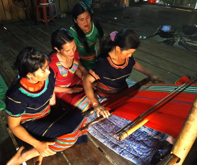 Chị Y Hlạng, người có uy tín ở làng Pu Tá, xã Măng Ri, huyện Tu Mơ Rông (Kon Tum) hướng dẫn chị em dệt vải, góp phần gìn giữ bản sắc văn hóa dân tộc Xê-đăng. Ảnh: Văn Phương 1-nguoi-co-uy-tin-kon-tum-van-phuong.jpg