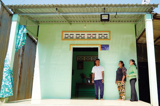 Căn nhà “Đại đoàn kết” của gia đình bà Thị Ngọc Mai (bên phải) ở xã Phú Lợi, huyện Giang Thành (Kiên Giang) được các tổ chức, cá nhân, doanh nghiệp trong và ngoài tỉnh hỗ trợ xây dựng với kinh phí 50 triệu đồng. Ảnh: Văn Sĩ dong-bao-khmer-kien-giang-voi-niem-vui-an-cu-lac-nghiep-6.jpg