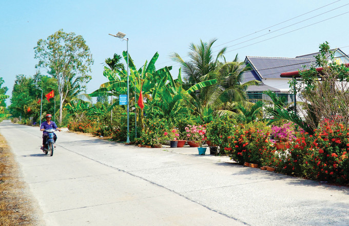Tuyến đường giao thông nông thôn được bê tông hóa, thông thoáng, đáp ứng nhu cầu đi lại, vận chuyển hàng hóa của đồng bào Khmer ở ấp Tà Teng, xã Phú Lợi, huyện Giang Thành (Kiên Giang). Ảnh: Văn Sĩ dong-bao-khmer-kien-giang-voi-niem-vui-an-cu-lac-nghiep-5.jpg