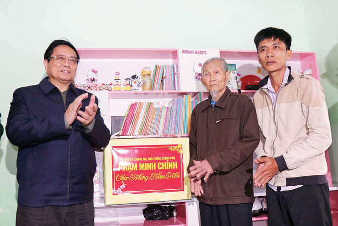 Thủ tướng Chính phủ Phạm Minh Chính đến chúc Tết, thăm và chúc mừng hộ gia đình ông Trần Trung Kiên ở xã Đức Chánh, huyện Mộ Đức (Quảng Ngãi) vừa được xóa nhà tạm. Ảnh: Phạm Cường 9-xoa-nha-tam-quang-ngai-pham-cuong.jpg