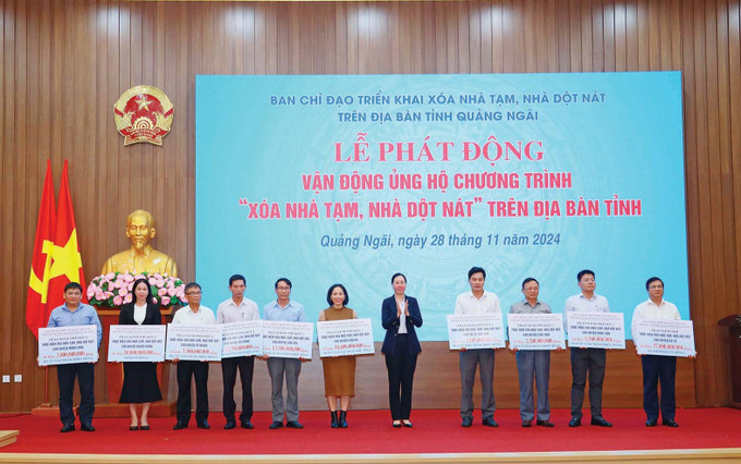 Bí thư Tỉnh ủy Quảng Ngãi Bùi Thị Quỳnh Vân trao kinh phí từ nguồn ủng hộ đóng góp của các cơ quan, đơn vị, doanh nghiệp và nhân dân chung tay xóa nhà tạm, nhà dột nát tại Lễ phát động xóa nhà tạm trên địa bàn tỉnh. Ảnh: Phạm Cường 1-xoa-nha-tam-quang-ngai-pham-cuong.jpg