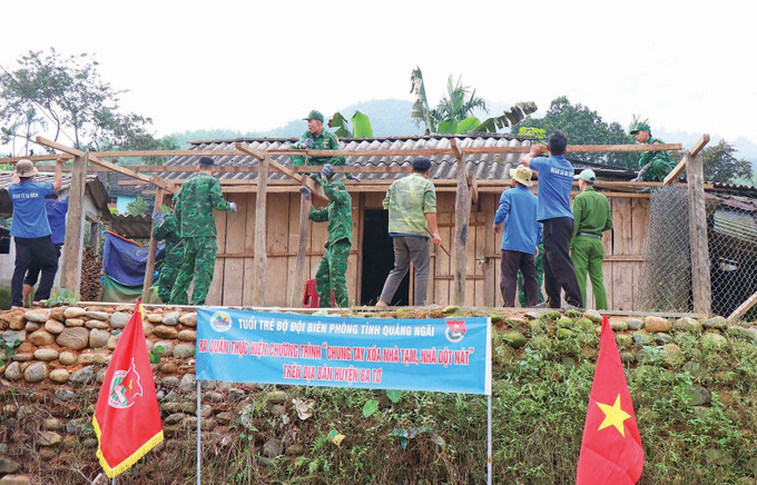 Lực lượng đoàn thanh niên, công an, bộ đội biên phòng tỉnh Quảng Ngãi giúp người dân xã Ba Bích, huyện Ba Tơ sửa chữa, xây mới nhà ở. Ảnh: Phạm Cường 2-xoa-nha-tam-quang-ngai-pham-cuong.jpg