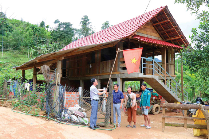 Ngôi nhà sàn của vợ chồng chị Phạm Thị Trui ở thôn Trà Nô, xã Ba Tô, huyện Ba Tơ được xây mới nhờ chương trình hỗ trợ xóa nhà tạm. Ảnh: Phạm Cường 10a-xoa-nha-tam-quang-ngai-pham-cuong.jpg