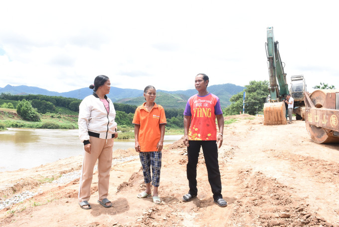 Già làng A Junh vận động 21 hộ dân ở xã Đăk Ruồng, huyện Kon Rẫy (Kon Tum) tự nguyện hiến đất xây kè chống sạt lở. Ảnh: Văn Phương 15-nguoi-co-uy-tin-kon-tum-van-phuong.jpg