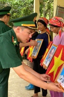 Trao tặng bộ cờ Tổ quốc và ảnh Bác Hồ cho nhân dân xã Ka Lăng