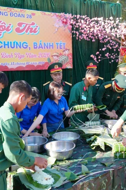 Mang Tết đến với chiến sĩ trẻ