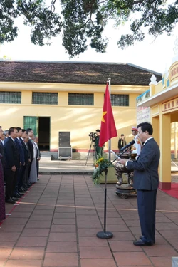 Dâng hương tưởng niệm chiến sĩ cách mạng tại Nhà đày Buôn Ma Thuột