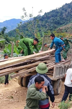 Nghệ An: Bàn giao đất tái định cư cho các hộ đồng bào Mông dựng nhà trước Tết