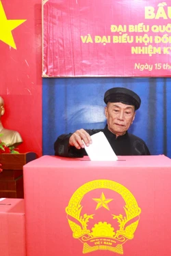 Vượt lên trời mưa, giao thông chia cắt, nhiều xã miền núi đạt 100% cử tri đi bầu cử sớm