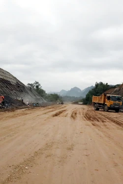 Ngày đêm bám công trường cao tốc cửa khẩu Hữu Nghị - Chi Lăng