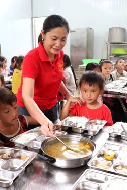 Tiếp thêm động lực cho học sinh vùng biên Tuyên Quang