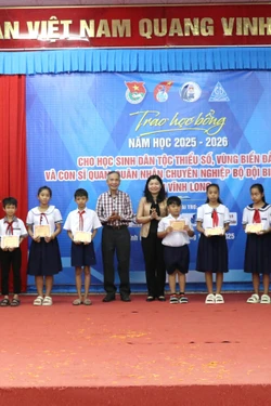 Trao học bổng Vừ A Dính tiếp sức học sinh dân tộc thiểu số đến trường