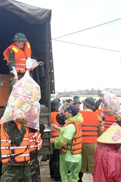 Đắk Lắk tập trung mọi nguồn lực ứng cứu người dân vùng lũ