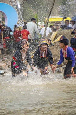 Tưng bừng Lễ hội Tết Té nước của người Lào ở Núa Ngam