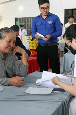 Chăm lo sức khỏe cho người cao tuổi, tiếp sức đến trường cho học sinh dân tộc Khmer