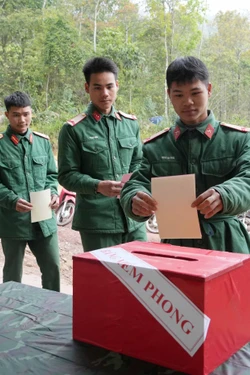 Xúc động lá phiếu đầu đời dưới lá cờ Tổ quốc nơi biên giới cực Tây