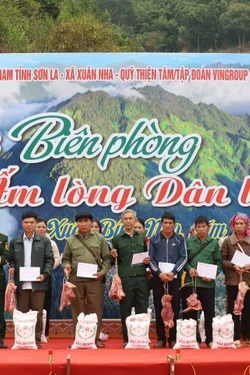 Xuân đoàn kết - Tết thắm tình quân dân tại vùng cao, biên giới