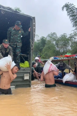 Tập trung tiếp cận khu vực bị cô lập do mưa lũ để tiếp tế nhu yếu phẩm