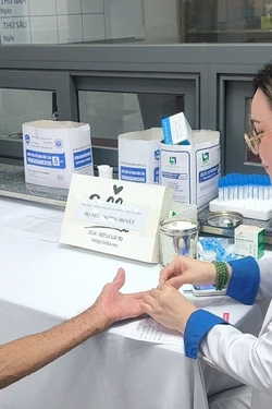 Khám bệnh, phát thuốc miễn phí cho người dân vùng ven biển