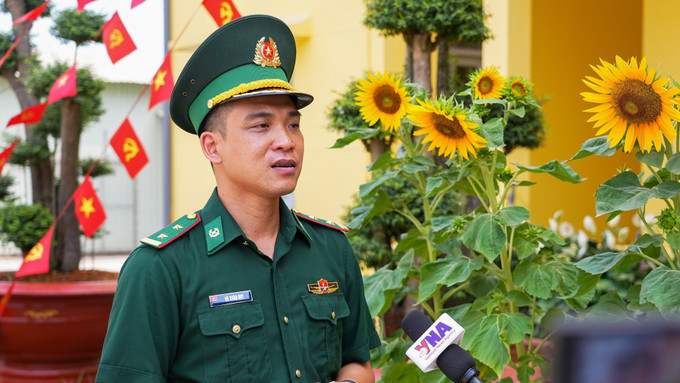 Trung tá Vũ Xuân Huy, Đồn trưởng Đồn Biên phòng Cửa khẩu quốc tế Xa Mát trả lời phỏng vấn phóng viên TTXVN về công tác trực sẵn sàng chiến đấu dịp Tết.