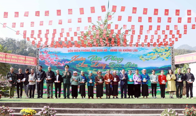 Các đồng chí lãnh đạo trao tặng điện thoại thông minh cho các hộ dân bản Khổng Lào.