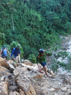 Tiếp cận bản Na Ngân sau 5 ngày bị cô lập giữa đại ngàn Pù Huống