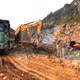 Những màu áo xanh trên công trường xây dựng trường học vùng biên