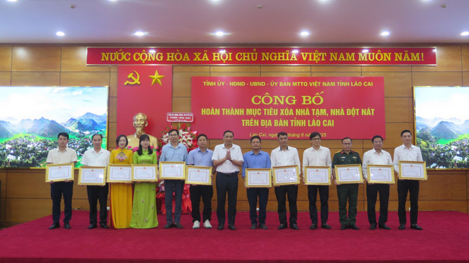 Các cá nhân có thành tích xuất sắc trong thực hiện phong trào "Chung tay xóa nhà tạm, nhà dột nát trên địa bàn tỉnh Lào Cai đến năm 2025" được nhận Bằng khen của Chủ tịch UBND tỉnh Lào Cai. nha1-19625.jpg