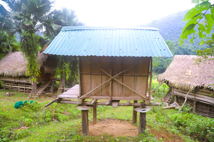 Kho thóc nằm riêng biệt, cách nhà ở khoảng từ 30 - 70m. Sau khi hoàn tất việc vận chuyển các bao thóc vào kho, chủ nhà sẽ tháo thang lên xuống để tăng độ an toàn, tránh việc người lạ tiếp cận và lên kho thóc. Ảnh: Xuân Tiến/TTXVN