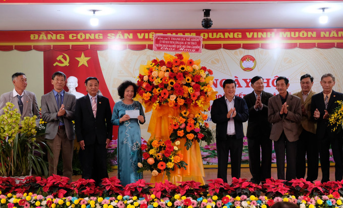 Bí thư Tỉnh ủy Lâm Đồng Y Thanh Hà Niê Kđăm tặng lẵng hoa cho đại diện liên Tổ dân phố Hà Đông 1.2.3 (phường Lâm Viên - Đà Lạt) tại Ngày hội “Đại đoàn kết toàn dân tộc”.