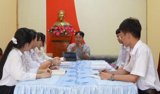 Thầy Lê Văn Sơn trao đổi với Đội tuyển thi học sinh giỏi môn Sinh học cấp quốc gia của trường THPT Lấp Vò 1 (Đồng Tháp). Thầy Lê Văn Sơn trao đổi với Đội tuyển thi học sinh giỏi môn Sinh học cấp quốc gia của trường THPT Lấp Vò 1 (Đồng Tháp).