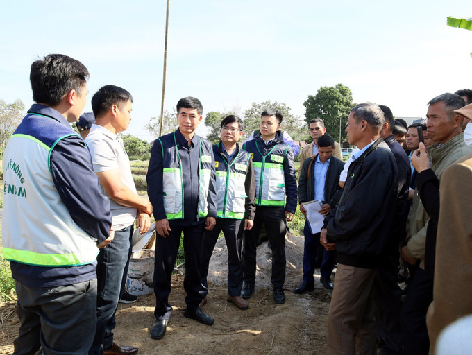 Cán bộ Trung tâm Khuyến nông quốc gia hướng dẫn người dân vùng lũ tỉnh Lạng Sơn khôi phục sản xuất nông nghiệp.