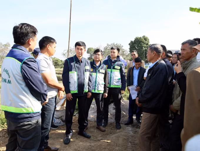 Cán bộ Trung tâm Khuyến nông quốc gia hướng dẫn người dân vùng lũ tỉnh Lạng Sơn khôi phục sản xuất nông nghiệp.