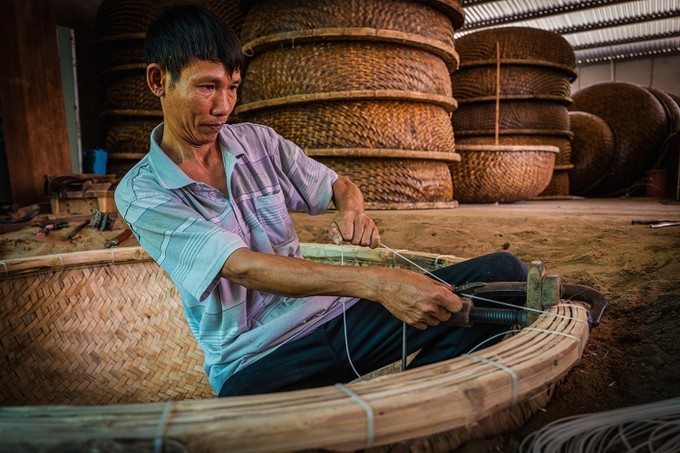 Kỹ thuật chống thấm bằng phân bò tươi và nhựa dầu rái được truyền lại từ đời cha ông, giúp thúng có màu đẹp chống mối mọt. Lớp chống thấm đặc biệt này có thể dùng trong môi trường nước biển 4 - 5 năm. thung2-25725.jpg