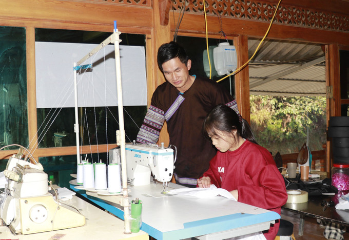 Mô hình thêu máy công nghiệp của đảng viên trẻ Lù A Đông tại thôn Púng Luông, xã Púng Luông (Lào Cai) tạo việc làm cho 3 lao động với mức lương từ 5 - 8 triệu đồng/người/tháng.