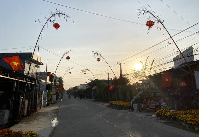 Cây nêu được dựng đối xứng, tạo “điểm nhấn” cho đường làng ngõ xóm dịp Tết đến Xuân về.