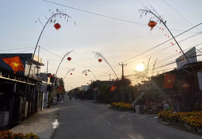 Cây nêu được dựng đối xứng, tạo “điểm nhấn” cho đường làng ngõ xóm dịp Tết đến Xuân về.