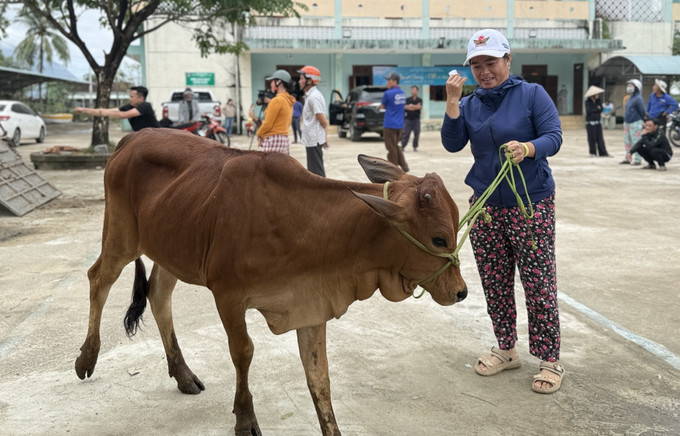 Chị Đinh Thị Ái Diễm (thôn Mỹ Phú, xã Hòa Thịnh) vui mừng khi được nhận bò giống.