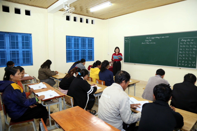 Lớp học xóa mù chữ của Bà con đồng bào Rục do cô giáo trường Tiểu học và Trung học cơ sở Thượng Hóa, xã Kim Phú (Quảng Trị) bắt đầu diễn ra từ tháng 5/2025.