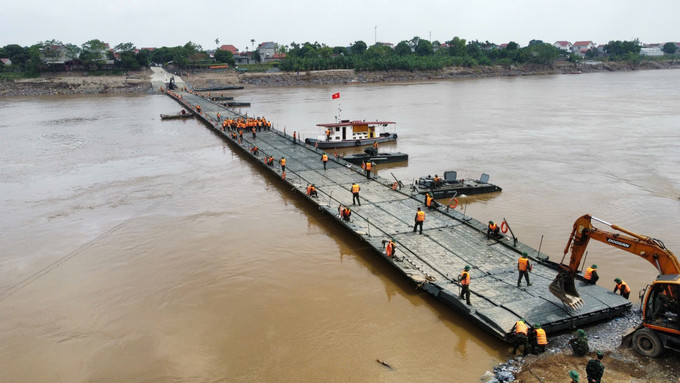 Cầu phao Phong Châu chính thức hợp long lúc 10h36 ngày 29/9/2024. Ảnh: Hoàng Hiếu/TTXVN cau-20625.jpg