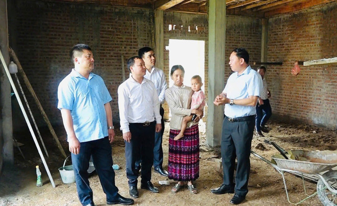 Bí thư Huyện ủy Trạm Tấu Giàng A Vừ thường xuyên kiểm tra công tác xóa nhà tạm, nhà đột nát trên địa bàn. Ảnh: TTXVN phát Bí thư Huyện ủy Trạm Tấu Giàng A Vừ thường xuyên kiểm tra công tác xóa nhà tạm, nhà đột nát trên địa bàn. Ảnh: TTXVN phát
