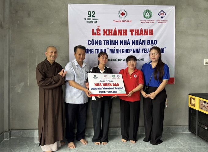 Ban tổ chức trao tượng trưng ngôi nhà sau khi hoàn thành cho gia đình chị Nguyễn Thị Đài Loan (trú tại thành phố Huế). Ban tổ chức trao tượng trưng ngôi nhà sau khi hoàn thành cho gia đình chị Nguyễn Thị Đài Loan (trú tại thành phố Huế).