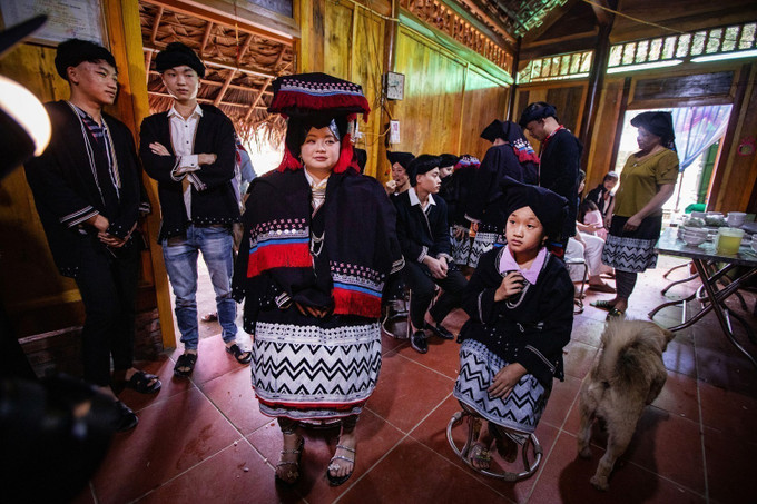 Người Dao Tiền quan niệm cô dâu càng được nhiều người mặc áo cho thì càng được yêu quý, phù hộ và che chở khỏi điều xấu trên đường về nhà chồng. Người Dao Tiền quan niệm cô dâu càng được nhiều người mặc áo cho thì càng được yêu quý, phù hộ và che chở khỏi điều xấu trên đường về nhà chồng.