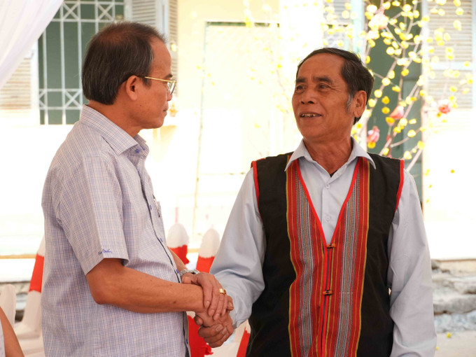 Già làng A Mơ (phải), người có uy tín thôn Roóc Nầm, xã Đăk Plô, bày tỏ vui mừng khi sắp có trường học mới cho con em trong thôn, trong xã.