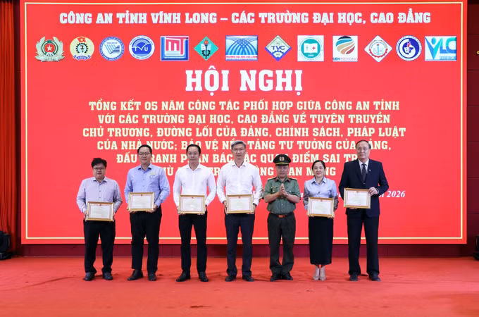 Khen thưởng các tập thể, cá nhân đạt thành tích tiêu biểu trong công tác phối hợp tuyên truyền pháp luật, bảo vệ nền tảng tư tưởng của Đảng.