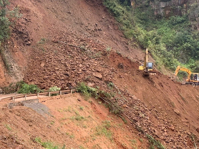 Hàng trăm m3 đất đá từ taluy dương bất ngờ sạt xuống, vùi lấp toàn bộ mặt đường trên Quốc lộ 32, thuộc địa phận xã Púng Luông, tỉnh Lào Cai. Ảnh: TTXVN phát sat-lo-10925.jpg